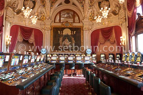 Monaco. = slot machine cleaning and repair  in the casino of monte carlo,  Monaco  Monaco   /// entretien et reparation des machines a sous dans le Casino de monte carlo Monaco  L0055506