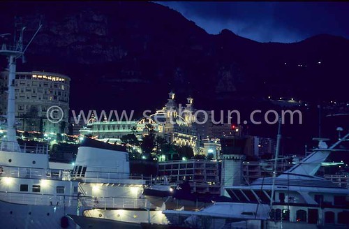 Monaco. Casino and luxury boats at night    Monaco     Casino et yachts de luxe la nuit    Monaco Casino et yachts de luxe la nuit. L’image de Monaco a bien changé. Même si le bateau de Niarchos trône encore au milieu du port (sur la photo). Les congrès r