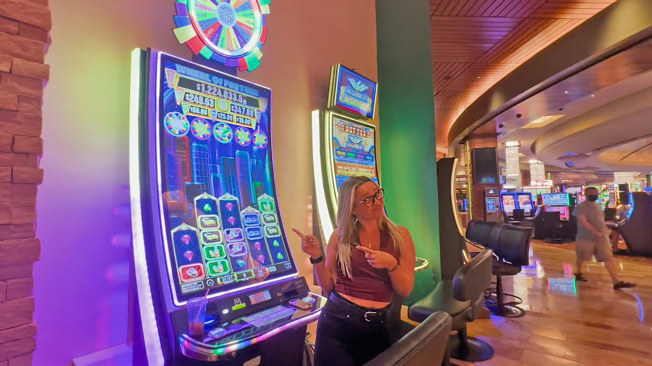 We Played The Biggest Slot Machine At The Australian Casino!